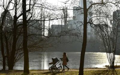 Maman qui se sent seule : Pourquoi cette solitude épuise et comment en sortir